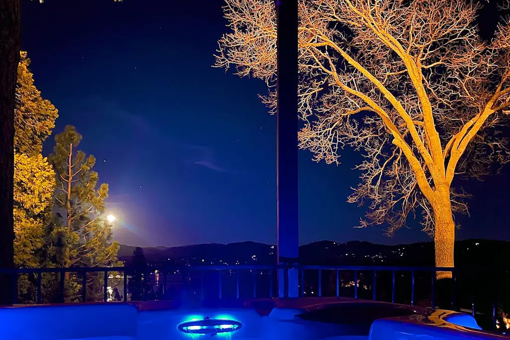 Surreal Feel Lakeview Chalette