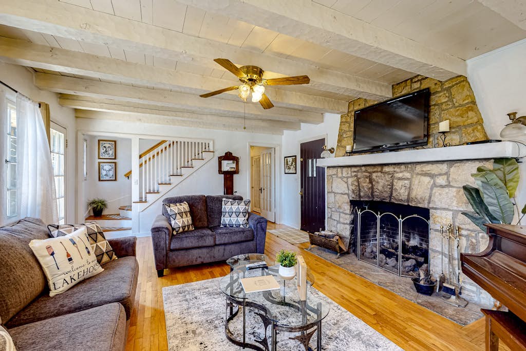 Vintage cottage with wood fireplace & deck - walk to Arrowhead Village