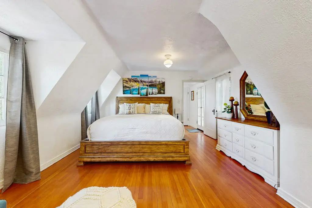 Vintage Village Walk Cottage