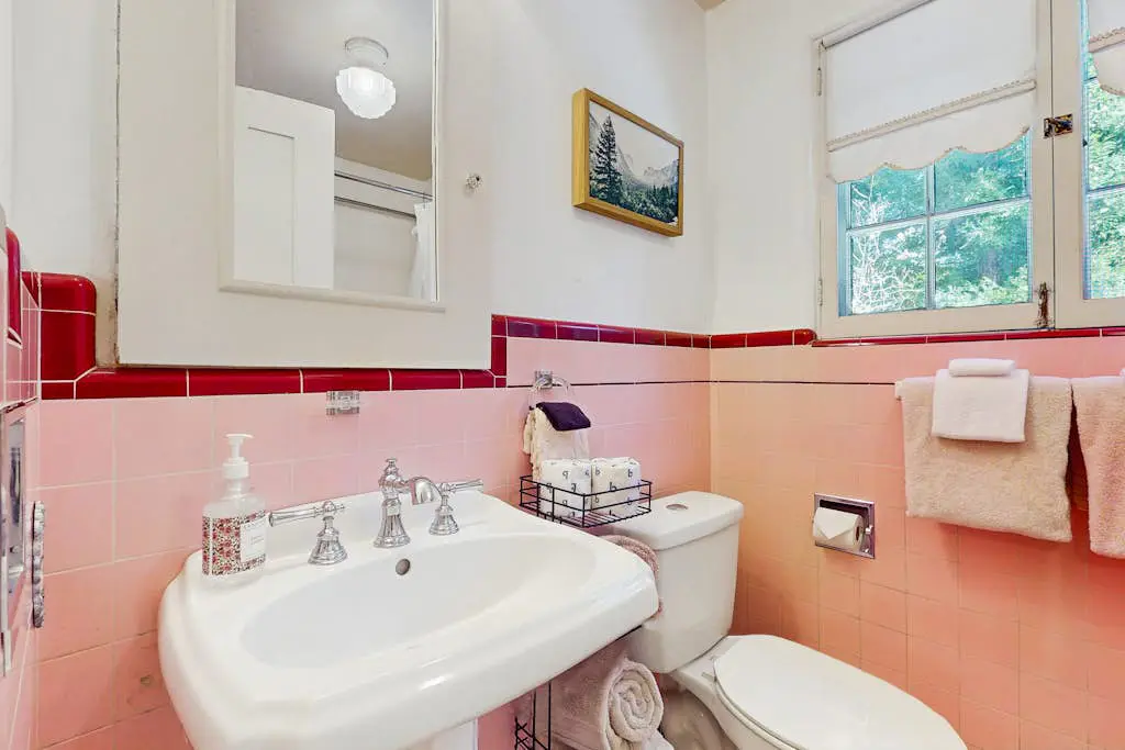 Vintage Village Walk Cottage