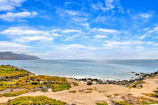 Stunning oceanfront view in every room, steps to beach, 15 mins to Santa Barbara