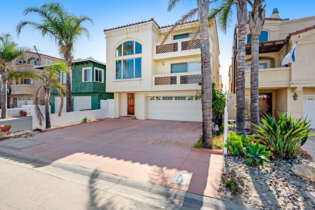 Oceanview home with rooftop deck and game room - dog-friendly