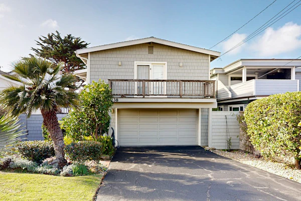 Bright Oceanfront Home with WiFi, Furnished Balcony & Spectacular Views