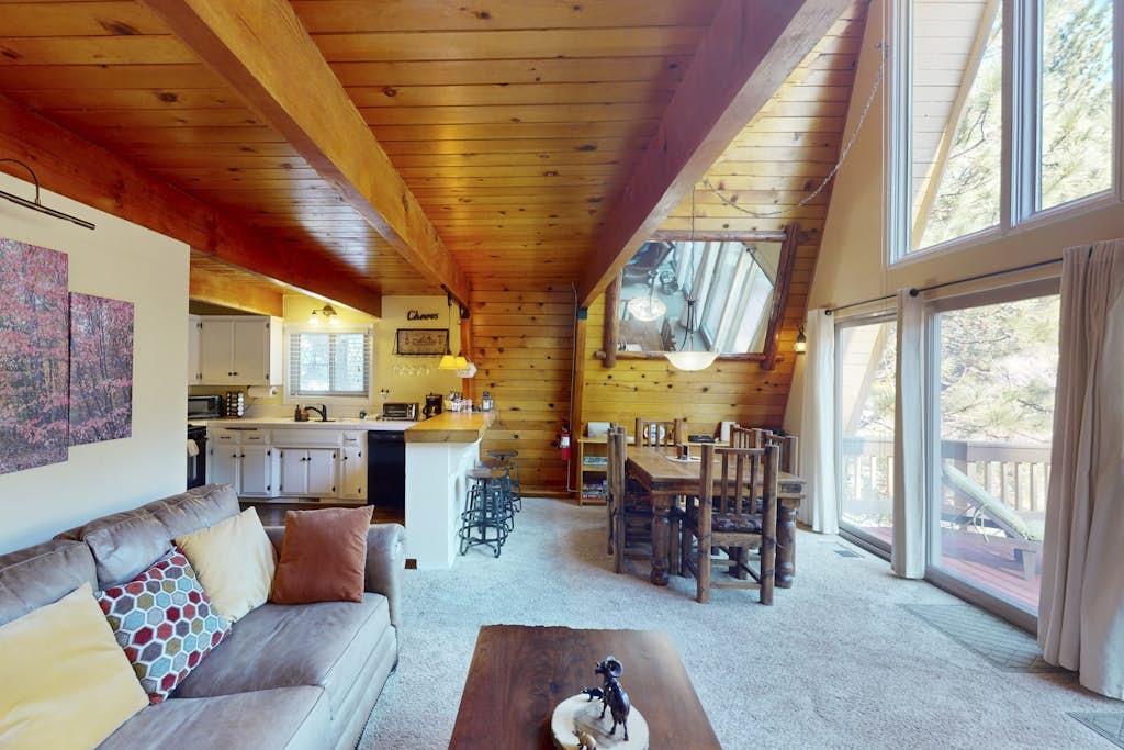 Beautiful cabin w/private sauna, fireplace ,foosball, - close to lake & hiking