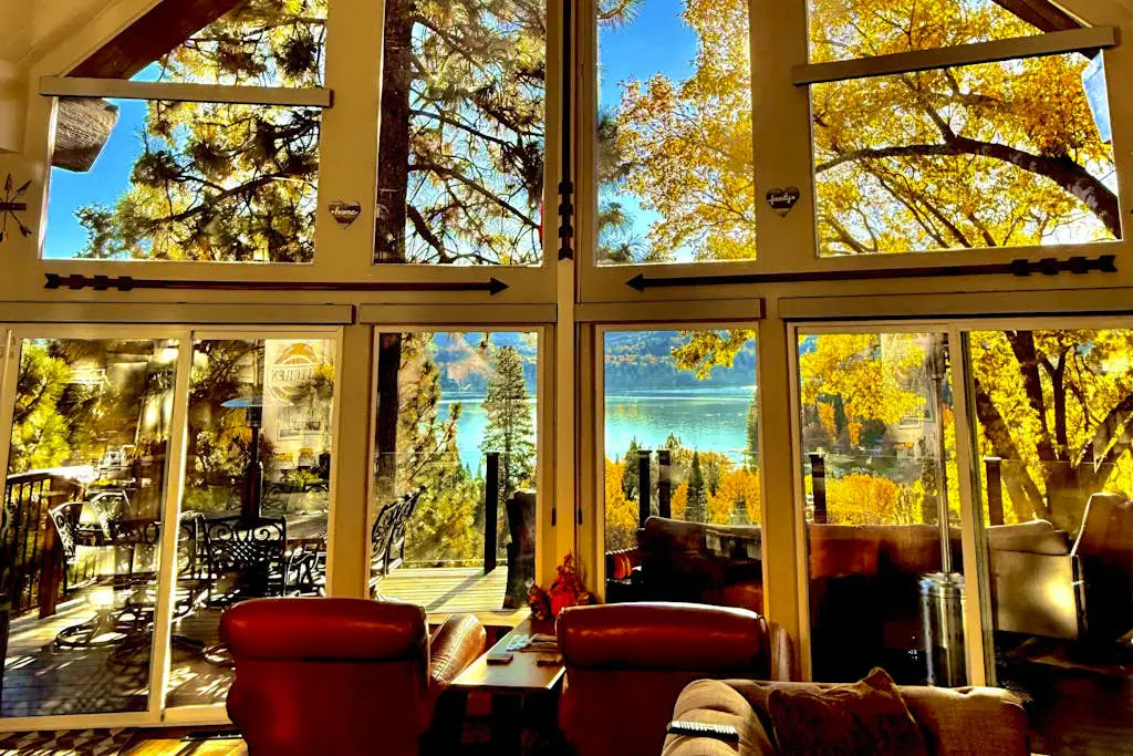 Surreal Feel Lakeview Chalet