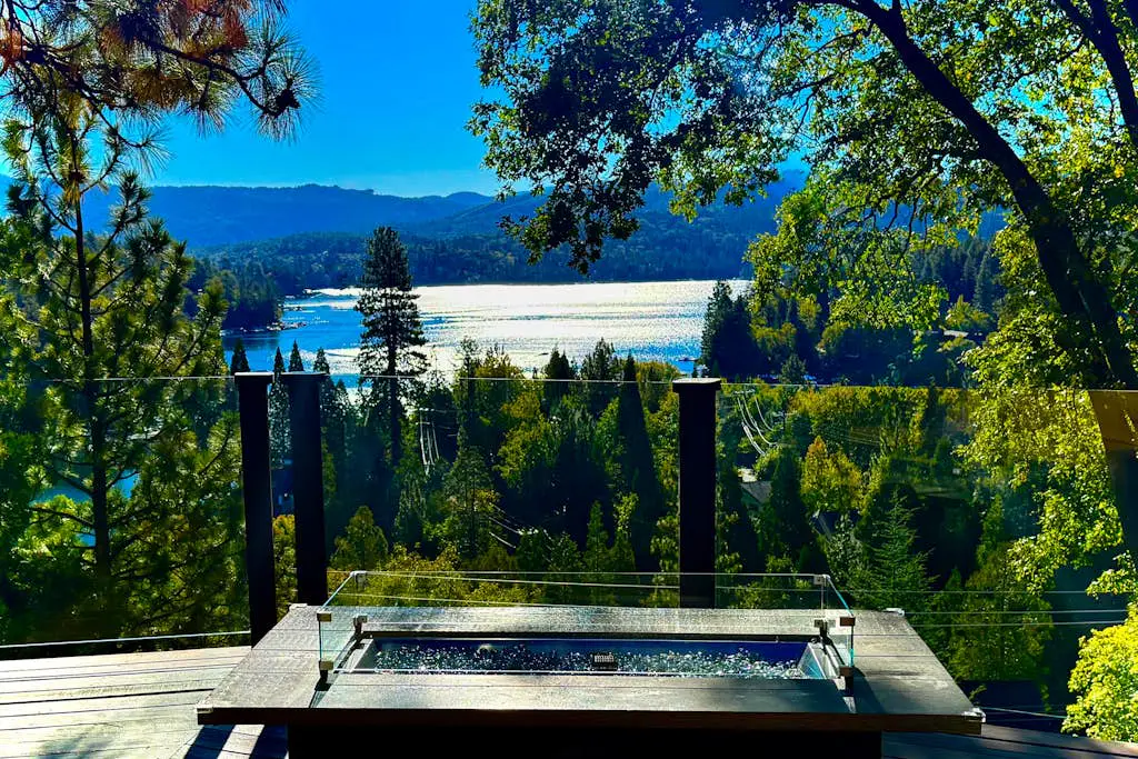 Surreal Feel Lakeview Chalet