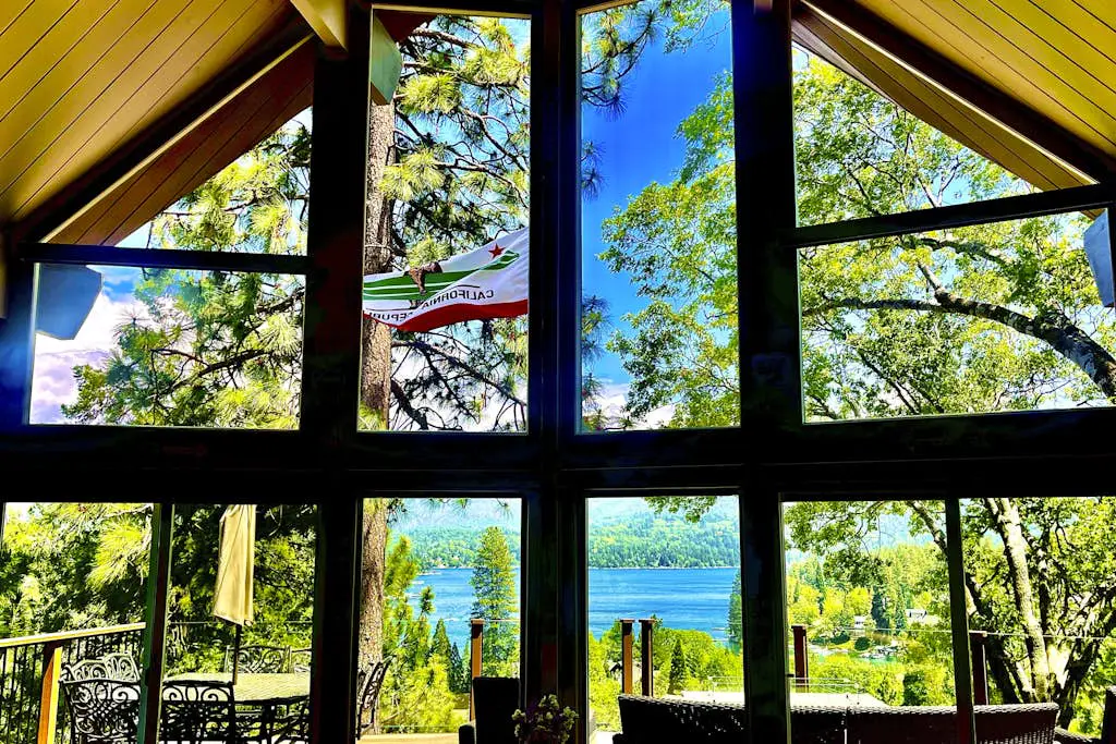 Surreal Feel Lakeview Chalet