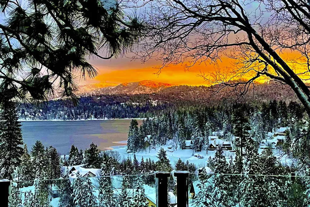 Surreal Feel Lakeview Chalet