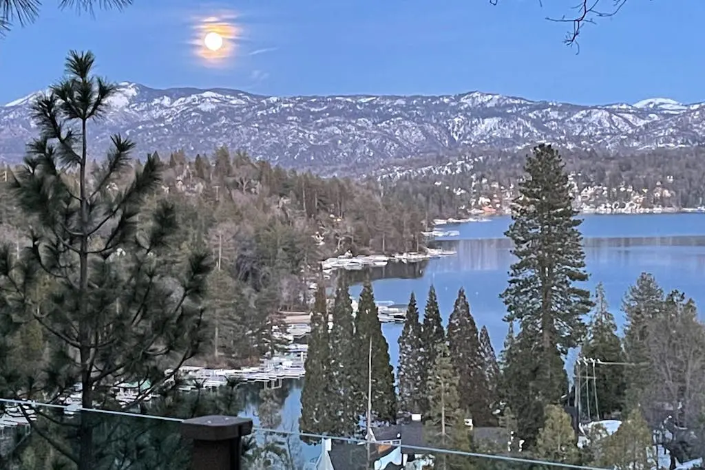 Surreal Feel Lakeview Chalet