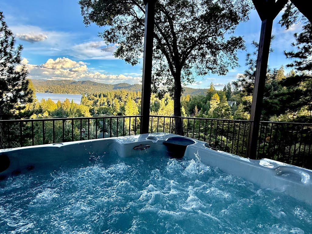 Best Lake View! Hot Tub, Game Room, Movie Room, AC, Paddleboards, Walk to Lake