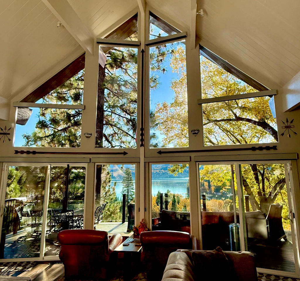 Surreal Feel Lakeview Chalet