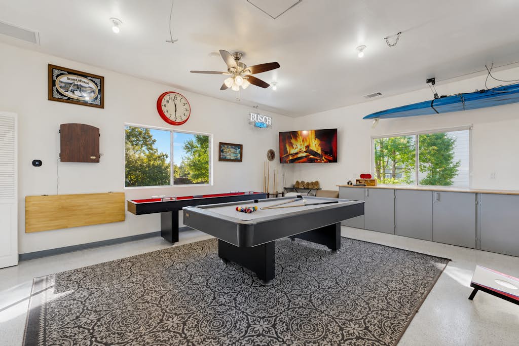 Best Lake View! Hot Tub, Game Room, Movie Room, AC, Paddleboards, Walk to Lake