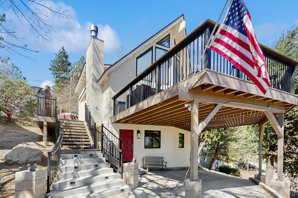 Modern chalet w/expansive deck, gas grill, & game room - close to lake & town