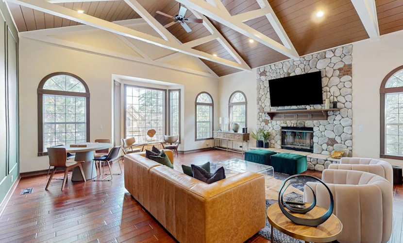 Luxury retreat w/ speakeasy, fireplace, game room, A/C & BBQ