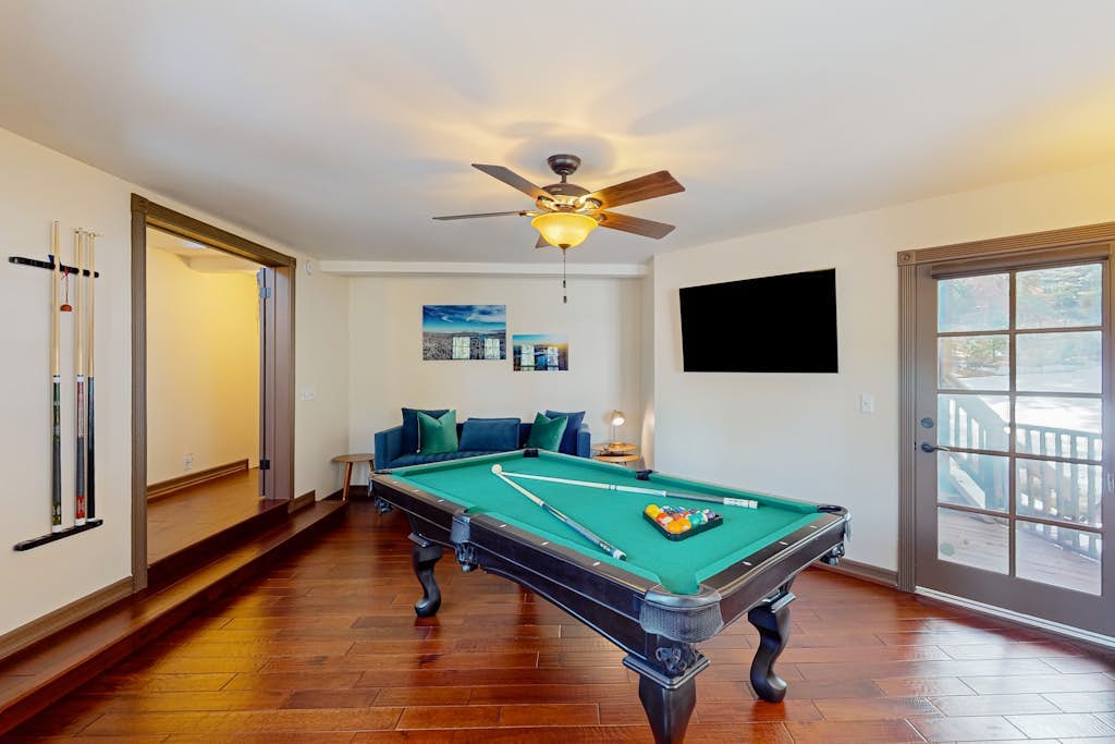 Luxury retreat w/ speakeasy, fireplace, game room, A/C & BBQ