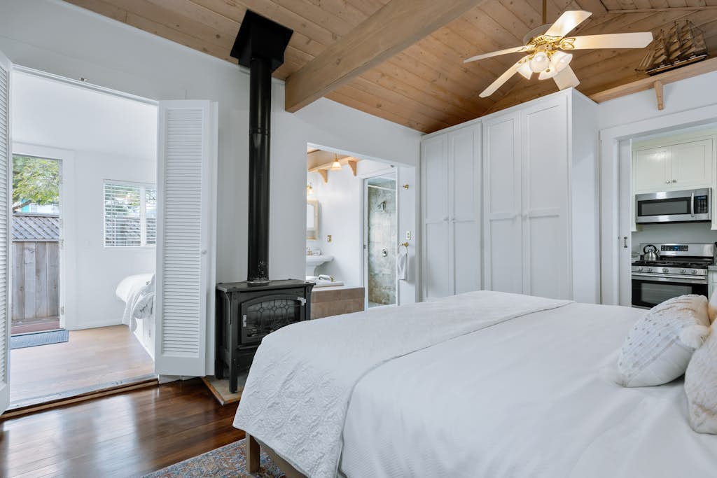 Coastal cottage with private patio - 2 minute walk to beach