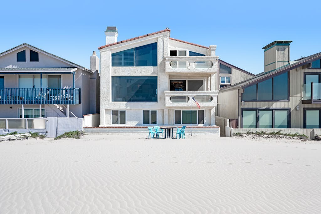 Oceanfront Home with Giant Picture Windows, Gas Fireplace, and Free WiFi