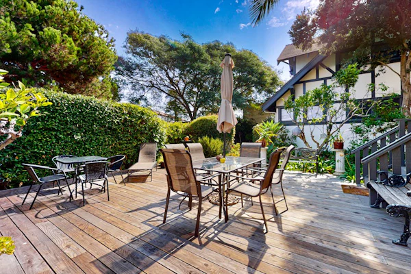Classic beach suite 1 block to ocean - fireplace, lovely patio, near downtown