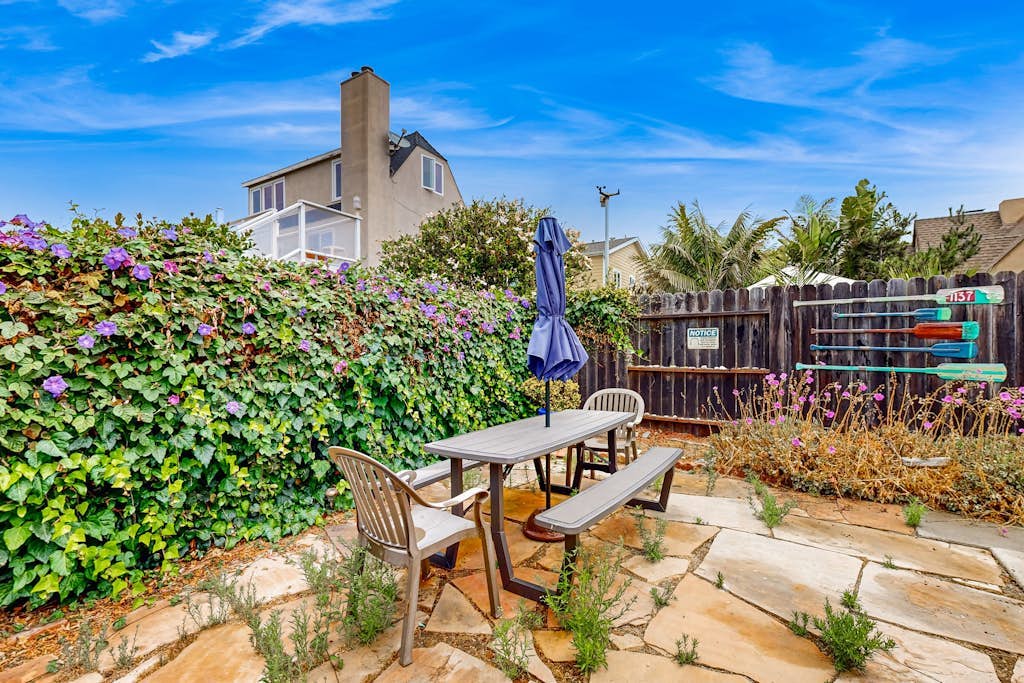 Relaxing duplex w/ private fenced patio - 200 feet to Pierpont Beach