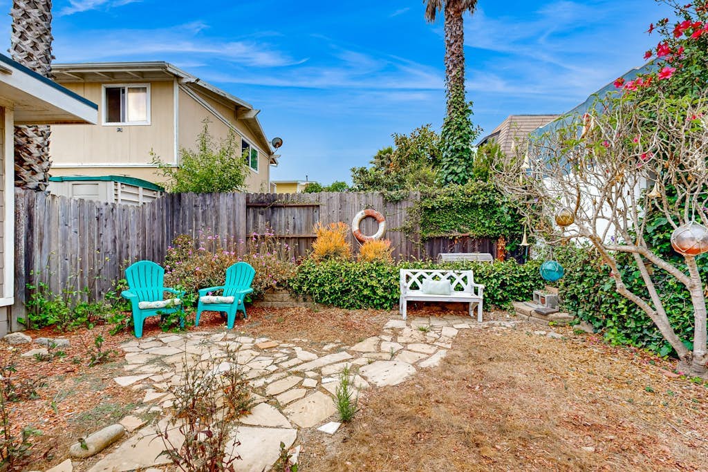 Relaxing duplex w/ private fenced patio - 200 feet to Pierpont Beach