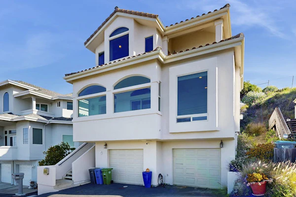 Lovely House w/Beautiful Ocean Views, Grill & Jetted Tub - Walk to Beach & Town
