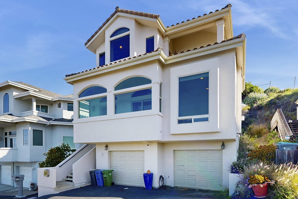 Lovely House w/Beautiful Ocean Views, Grill & Jetted Tub - Walk  to Beach & Town