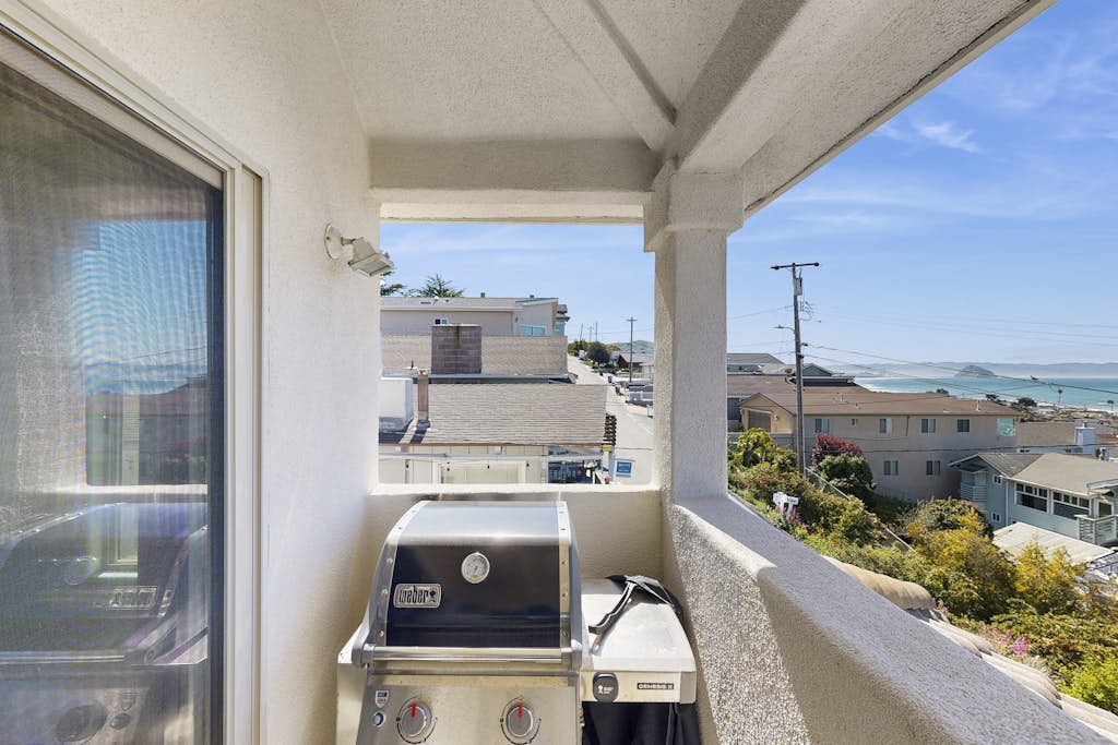 Lovely House w/Beautiful Ocean Views, Grill & Jetted Tub - Walk  to Beach & Town