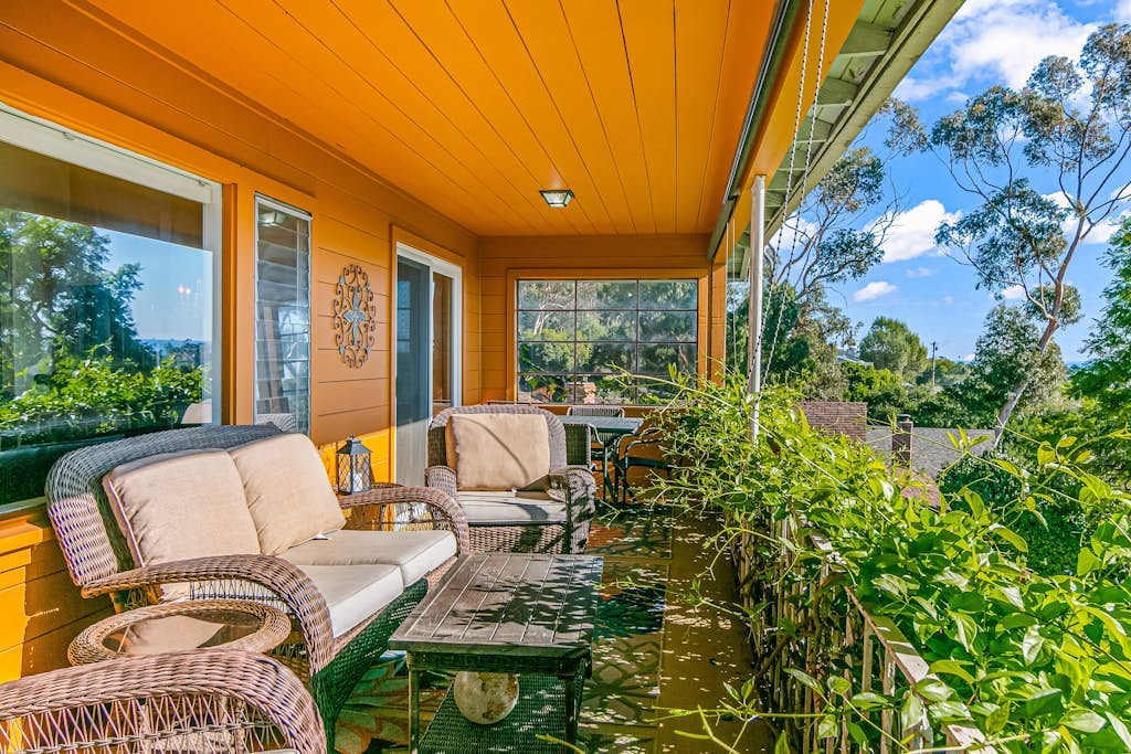 Modern home with ocean views, wood fireplace, & chef's kitchen - dog-friendly