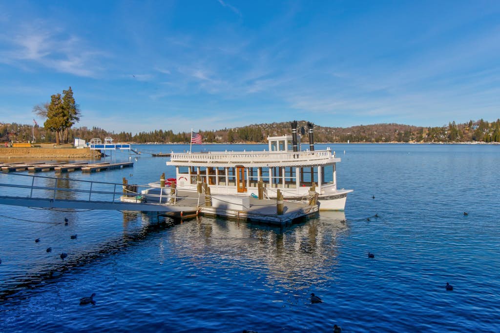 Cheery cabin with gas grill, patio, deck, outdoor space, & near lake