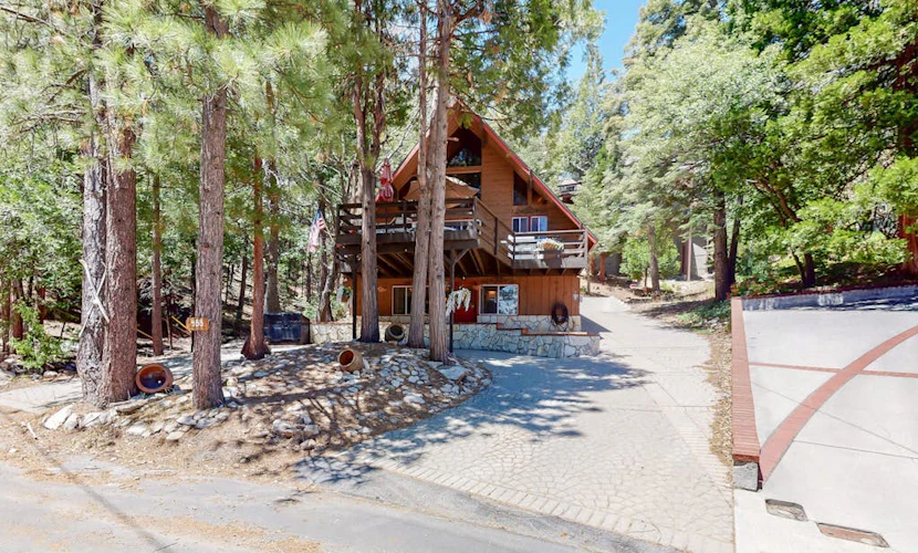 Cabin w/ Loft, hot tub, Fireplace, game room & Private lake trail access