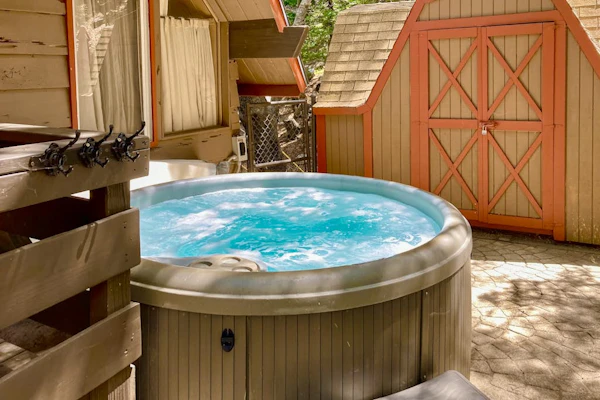 Cabin w/ Loft, hot tub, Fireplace, game room & Private lake trail access