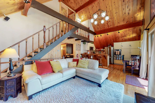Cabin w/ Loft, hot tub, Fireplace, game room & Private lake trail access