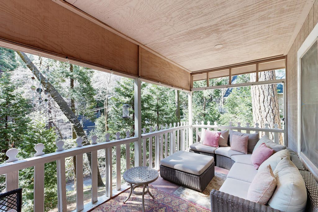 Near Lake Arrowhead Village with loft , Deck & Lake Access Card