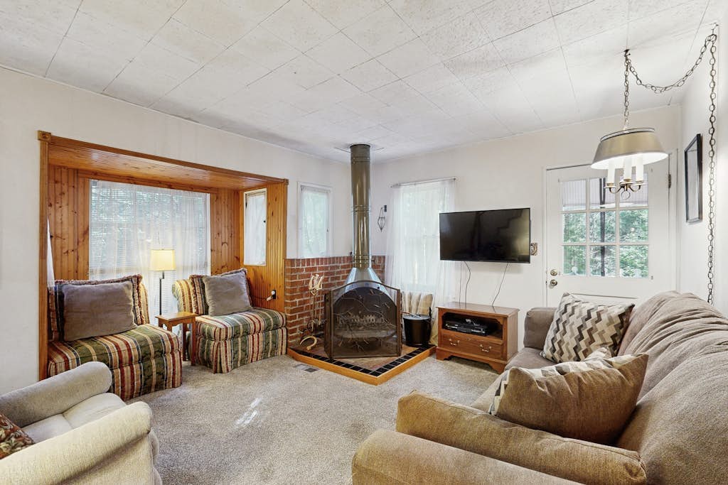 Near Lake Arrowhead Village with loft , Deck & Lake Access Card