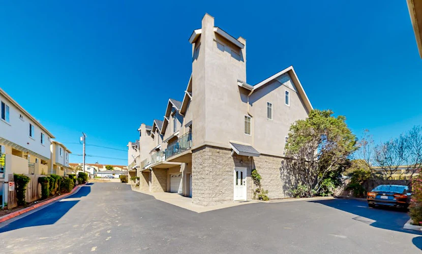 Beach Retreat w/ Balcony - Walk to Pismo Beach & Downtown