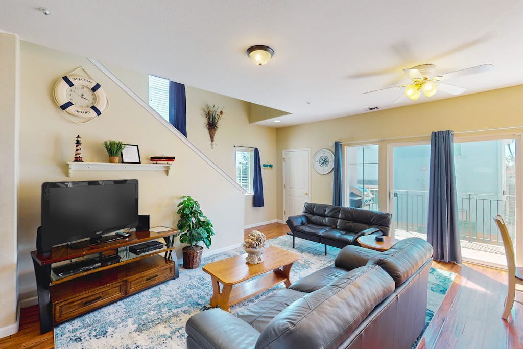Beach Retreat w/ Balcony - Walk to Pismo Beach & Downtown