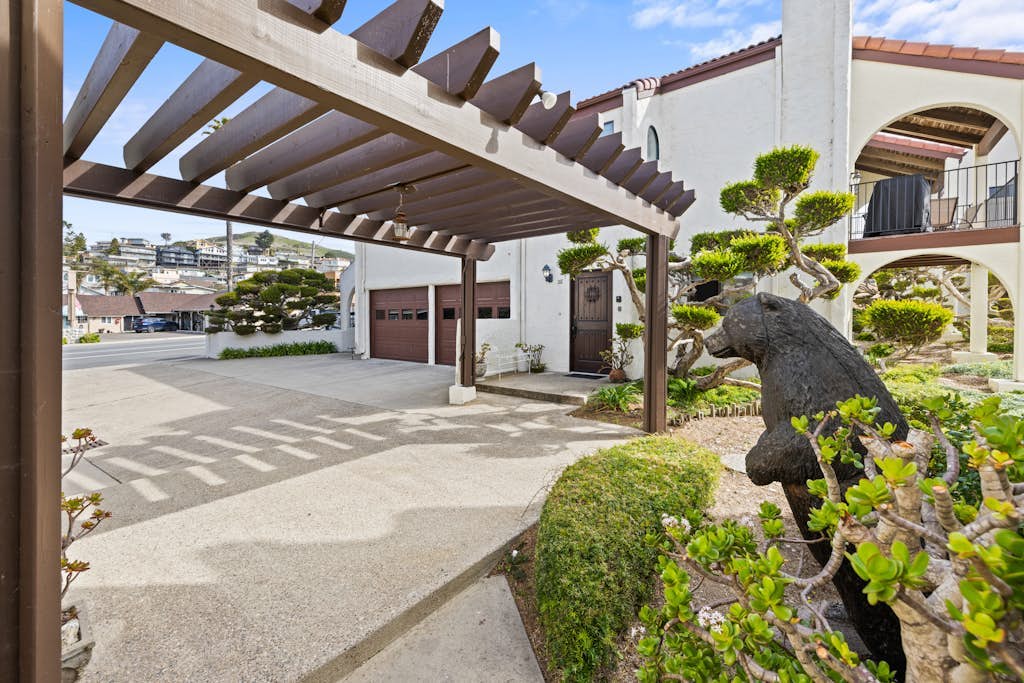 Classic getaway by the sea within walking distance to everything w/ocean views