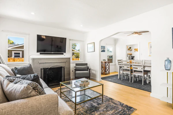 Sunny coastal bungalow with updated interior, fenced yard, & washer/dryer