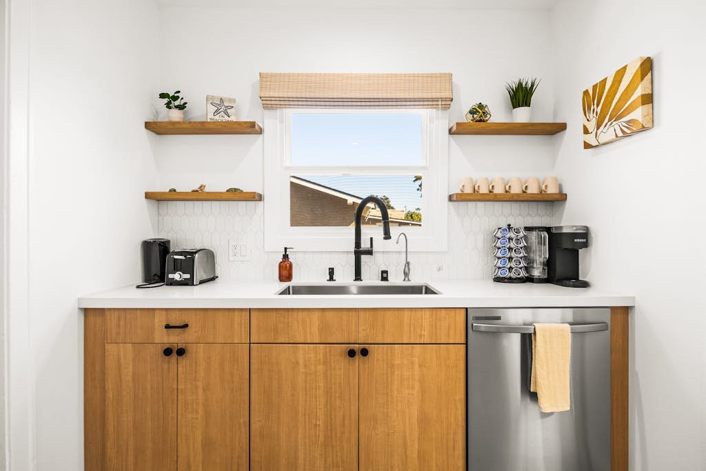 Sunny coastal bungalow with updated interior, fenced yard, & washer/dryer