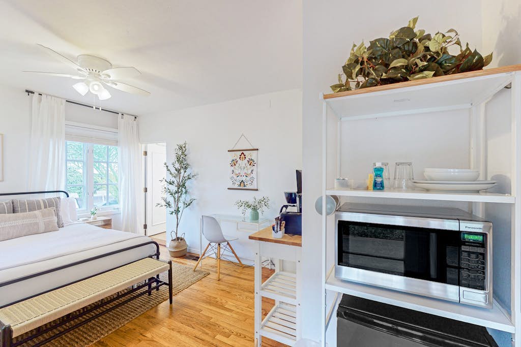 Charming 229-sq-ft studio near Stearns Wharf & 1 block to famed East Beach