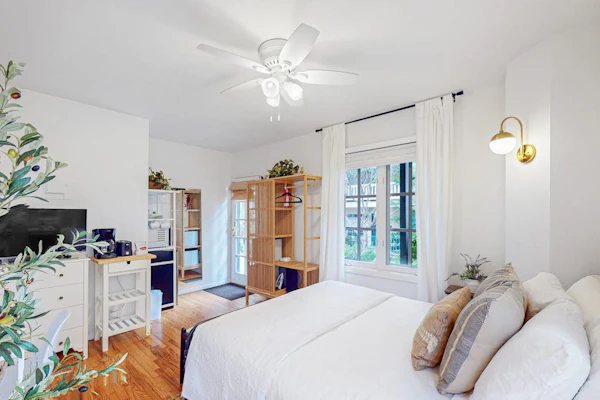 Charming 229-sq-ft studio near Stearns Wharf & 1 block to famed East Beach