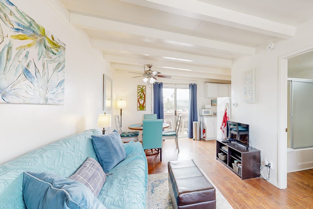 Cozy duplex with oceanview balcony - steps to the beach