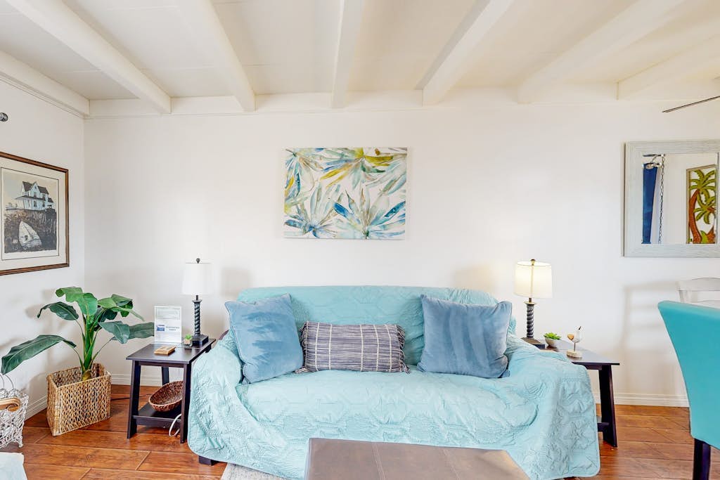 Cozy duplex with oceanview balcony - steps to the beach