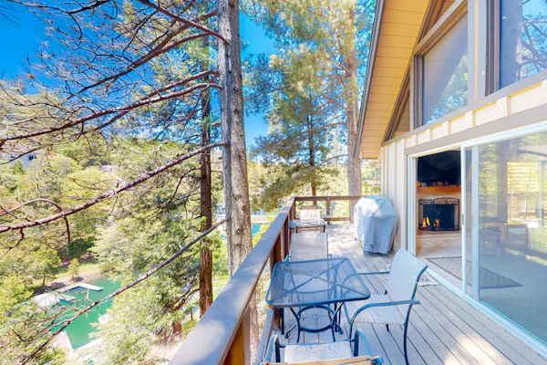 Serene lakefront getaway with game room, fireplace, & washer/dryer