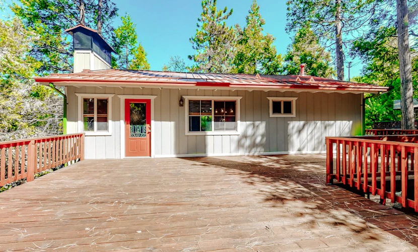 Stunning cabin near Lake Gregory -Central A/C, fireplace, deck & W/D