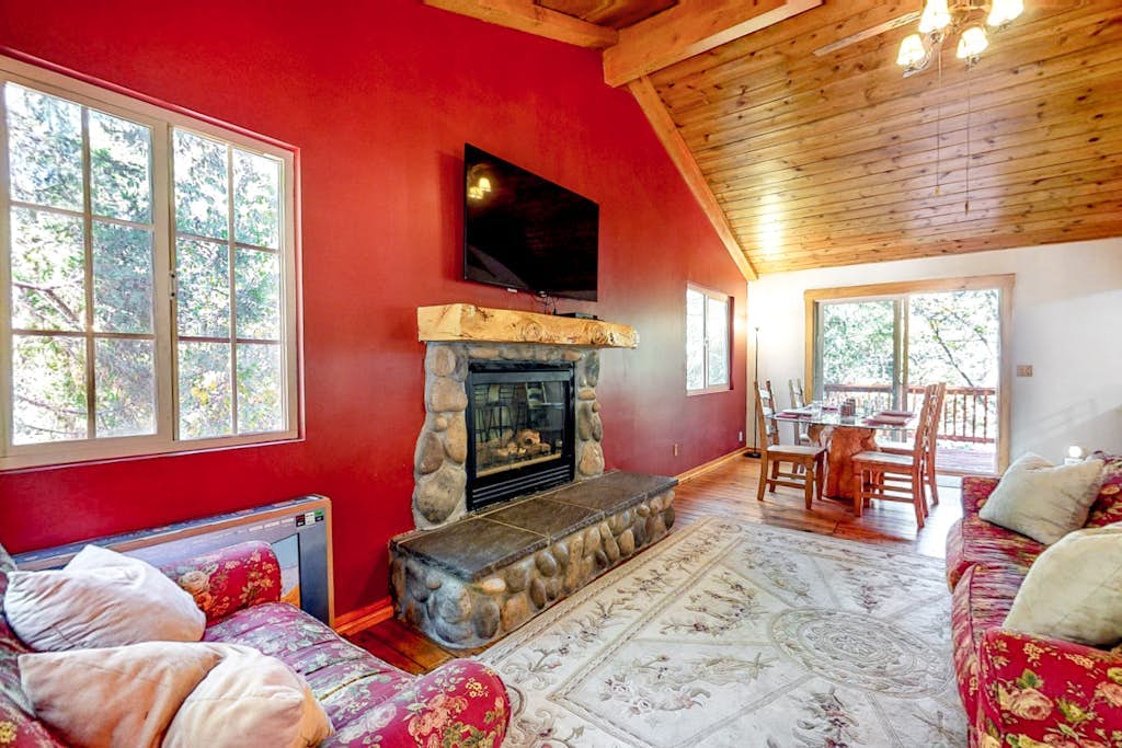 Stunning cabin near Lake Gregory -Central A/C,  fireplace, deck & W/D