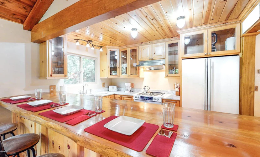 Stunning cabin near Lake Gregory -Central A/C, fireplace, deck & W/D