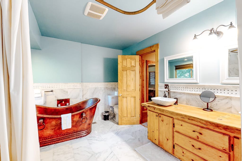 Stunning cabin near Lake Gregory -Central A/C,  fireplace, deck & W/D