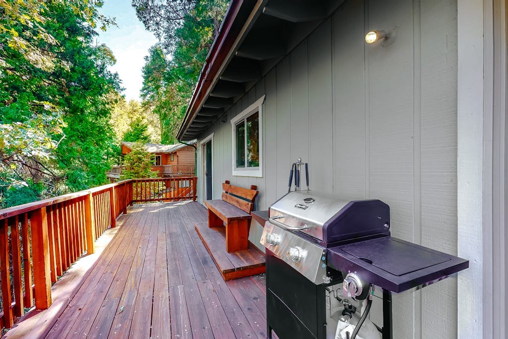 Stunning cabin near Lake Gregory -Central A/C,  fireplace, deck & W/D
