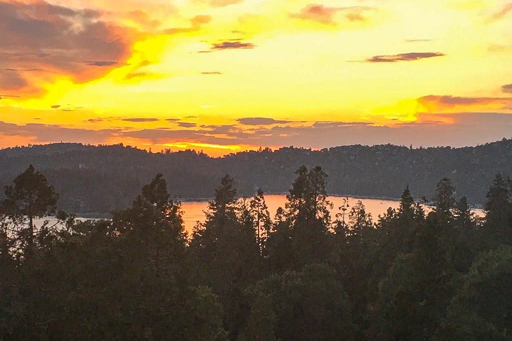 Dog-friendly home - lake access - EV Charger,fireplace, decks, fire pit & BBQ